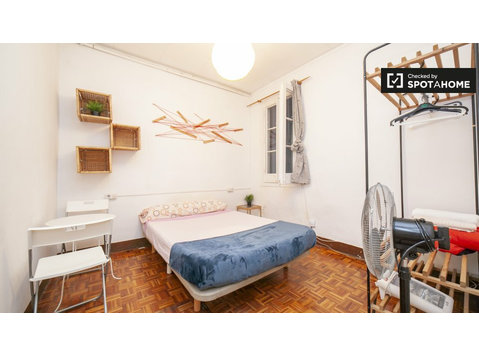 Chambre à louer Appartement 3 chambres L'Esquerra de… - À louer