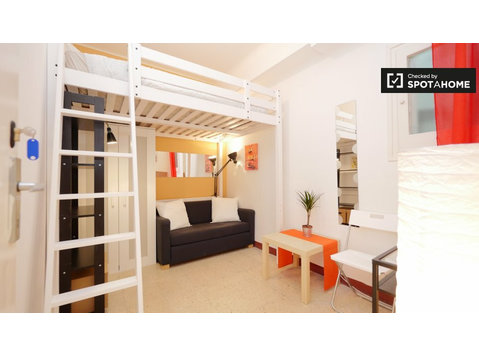 Room for rent - 4-bedroom apartment - L'Eixample, Barcelona - Za iznajmljivanje