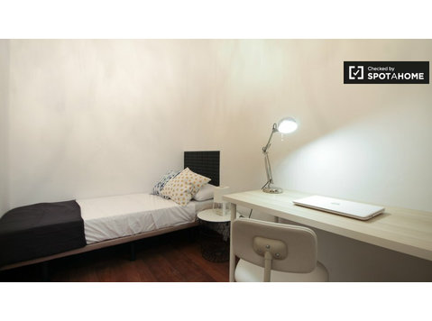 Room for rent 7-bedroom apartment L'Esquerra de l'Eixample - For Rent