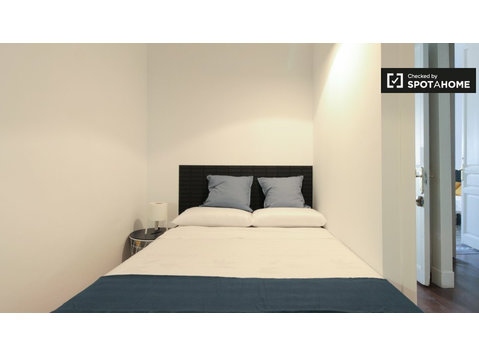 Room for rent 7-bedroom apartment L'Esquerra de l'Eixample - For Rent