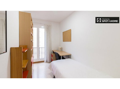 Room for rent in 1-bedroom apartment in Eixample, Barcelona - 임대