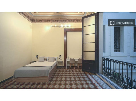 Aluga-se quarto em apartamento de 10 quartos em Barcelona - Aluguel