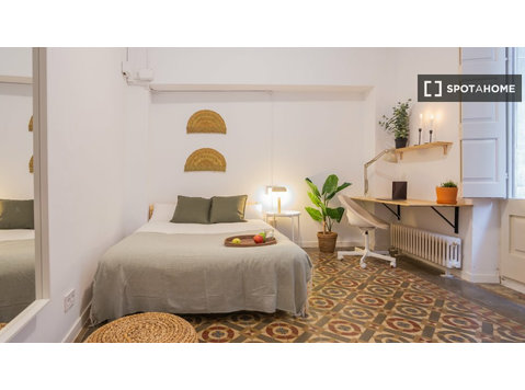 Zimmer zu vermieten in 10-Zimmer-Wohnung in Barcelona - Zu Vermieten
