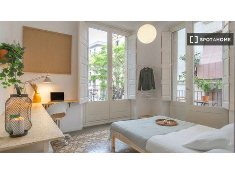 Barselona'da 10 yatak odalı dairede kiralık oda - Kiralık