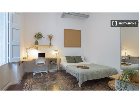 Room for rent in 10-bedroom apartment in Barcelona - K pronájmu