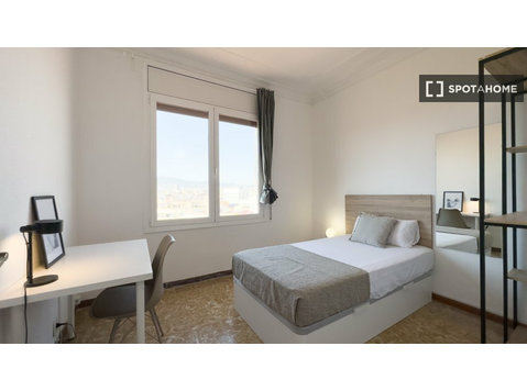 Room for rent in 11-bedroom apartment in Barcelona - الإيجار