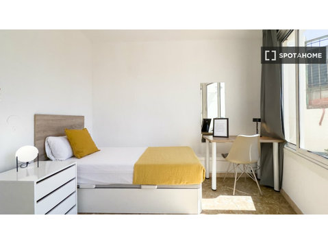 Barselona'da 11 yatak odalı dairede kiralık oda - Kiralık