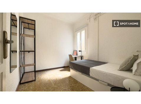 Room for rent in 11-bedroom apartment in Barcelona - کرائے کے لیۓ