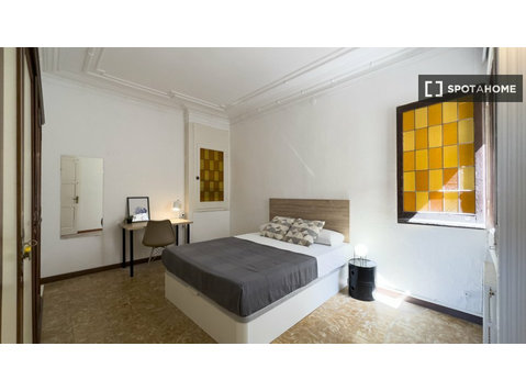 Room for rent in 11-bedroom apartment in Barcelona - Aluguel