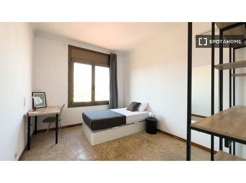 Barselona'da 11 yatak odalı dairede kiralık oda - Kiralık