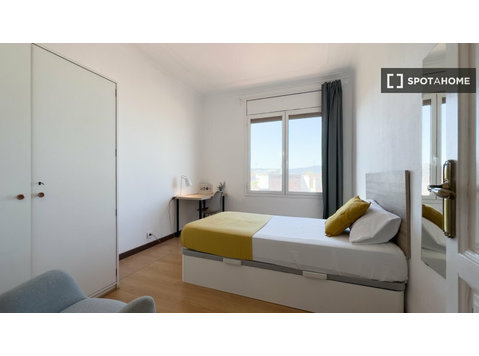 Room for rent in 11-bedroom apartment in Barcelona - K pronájmu