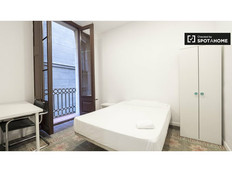 Barri Gòtic'de 11 yatak odalı dairede kiralık oda - Kiralık