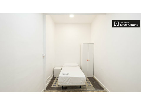 Room for rent in 11-bedroom apartment in Barri Gòtic - K pronájmu