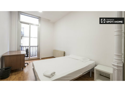 Zimmer zu vermieten in 11-Zimmer-Wohnung in Barri Gòtic - Zu Vermieten