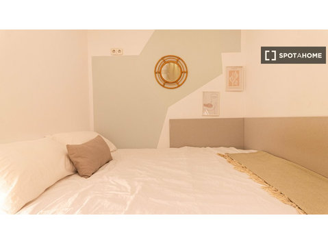 Room for rent in 11-bedroom apartment in Raval, Barcelona - Kiadó