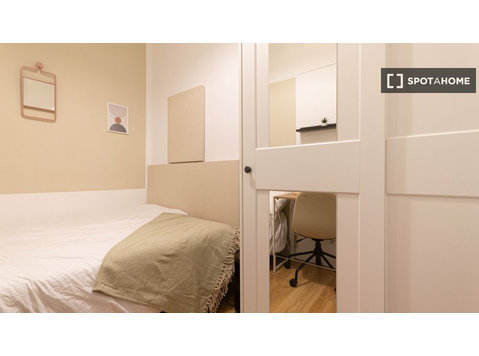 Room for rent in 11-bedroom apartment in Raval, Barcelona - Izīrē