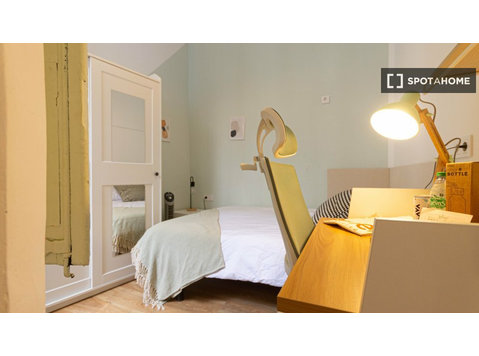 Zimmer zu vermieten in 11-Zimmer-Wohnung in Raval, Barcelona - Zu Vermieten