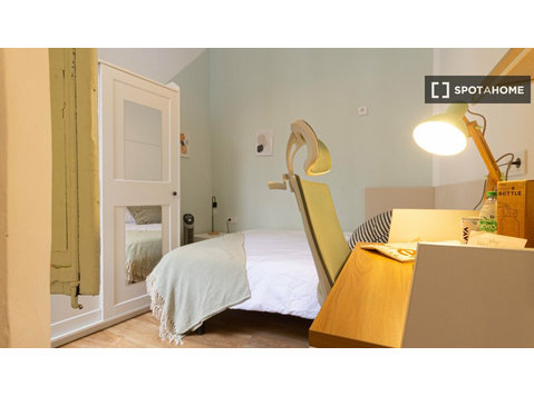 Stanza in affitto in appartamento con 11 camere da letto a… - In Affitto