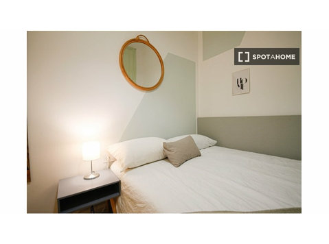 Zimmer zu vermieten in 11-Zimmer-Wohnung in Raval, Barcelona - Zu Vermieten