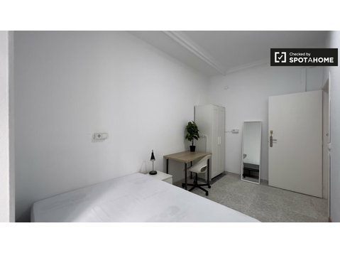 Pokój do wynajęcia w 12-pokojowym mieszkaniu w Barcelonie - Do wynajęcia