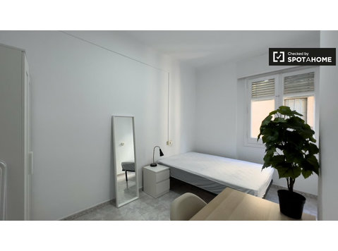 Room for rent in 12-bedroom apartment in Barcelona - Na prenájom