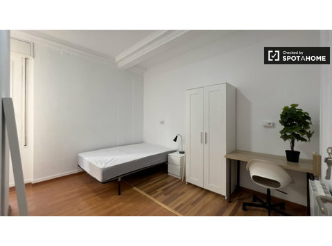 Room for rent in 12-bedroom apartment in Barcelona - الإيجار