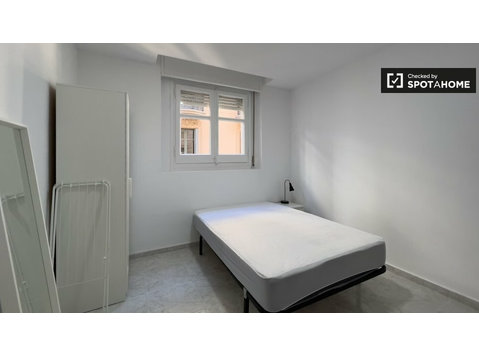 Room for rent in 12-bedroom apartment in Barcelona - Annan üürile