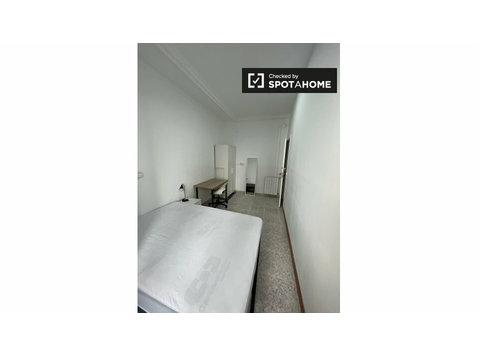 Room for rent in 12-bedroom apartment in Barcelona - Ενοικίαση