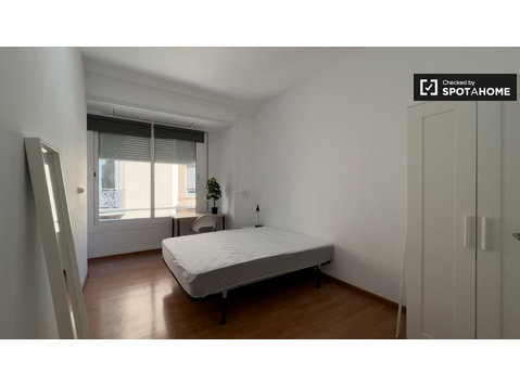 Zimmer zu vermieten in 12-Zimmer-Wohnung in Barcelona - Zu Vermieten