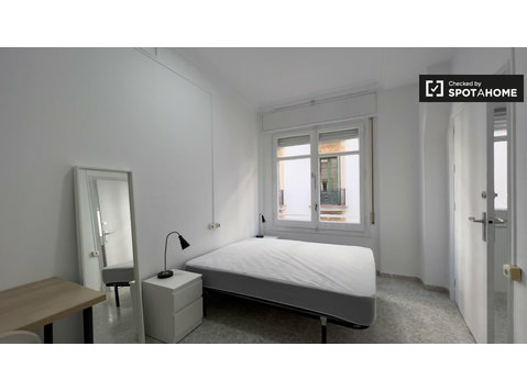 Room for rent in 12-bedroom apartment in Barcelona - K pronájmu