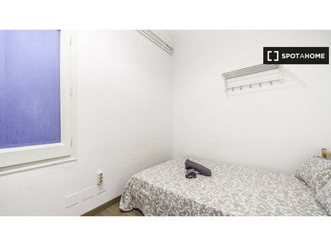 Room for rent in 13-bedroom apartment in Sant Gervasi - For Rent