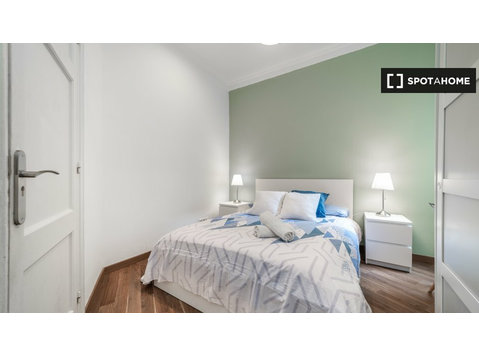 Room for rent in 13-bedroom apartment in Sant Gervasi - Aluguel