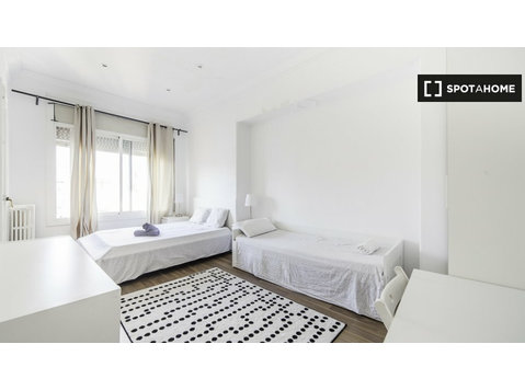 Room for rent in 13-bedroom apartment in Sant Gervasi - Kiadó