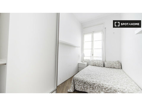 Pokój do wynajęcia w 13-pokojowym mieszkaniu w Sant Gervasi - Do wynajęcia