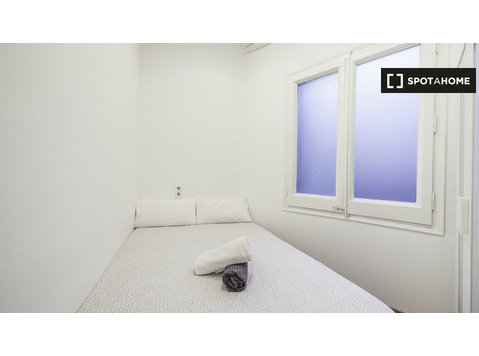 Room for rent in 13-bedroom apartment in Sant Gervasi - Аренда