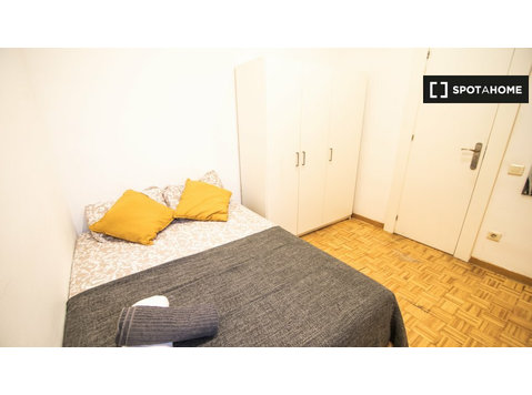 Pokój do wynajęcia w 19-pokojowym mieszkaniu w Eixample w… - Do wynajęcia
