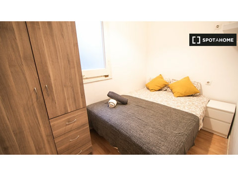 Room for rent in 19-bedroom apartment in Eixample, Barcelona - Kiadó