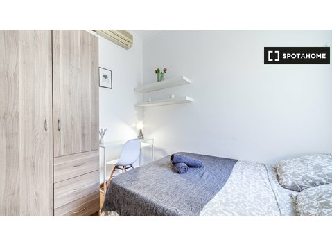 Eixample, Barcelona'da 19 yatak odalı dairede kiralık oda - Kiralık