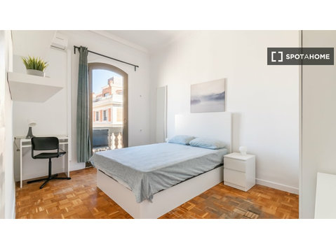 Room for rent in 19-bedroom apartment in Eixample, Barcelona - کرائے کے لیۓ