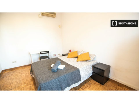 Quarto para alugar em apartamento de 19 quartos em… - Aluguel