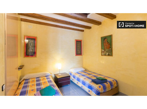 El Raval'da kiralık 2 yatak odalı dairede kiralık oda - Kiralık