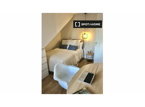 Barselona'da 2 yatak odalı dairede kiralık oda - Kiralık