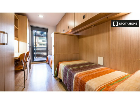 Barcelona'da 2 yatak odalı dairede kiralık oda - Kiralık