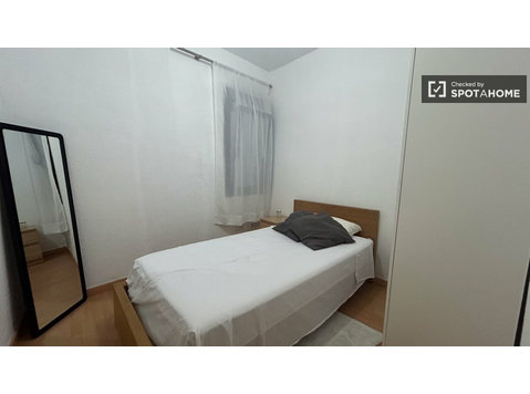 Room for rent in 2-bedroom apartment in Barcelona - For Rent