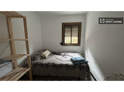 Barcelona'da 2 yatak odalı dairede kiralık oda - Kiralık