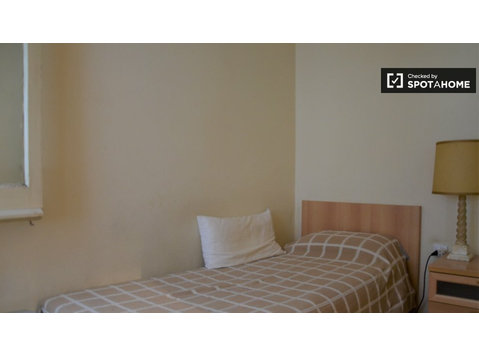 Room for rent in 2-bedroom apartment in Eixample Esquerra - Аренда