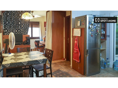 Room for rent in 2-bedroom apartment in L'Hospitalet, Barcel - K pronájmu
