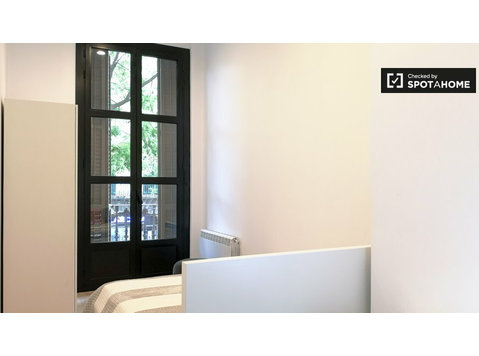 Room for rent in 2-bedroom apartment in Sants, Barcelona - Под наем