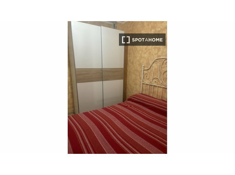 Room for rent in 3-bedroom apartment in Badalona - Izīrē