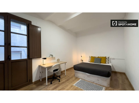 Room for rent in 3-bedroom apartment in Barcelona - เพื่อให้เช่า